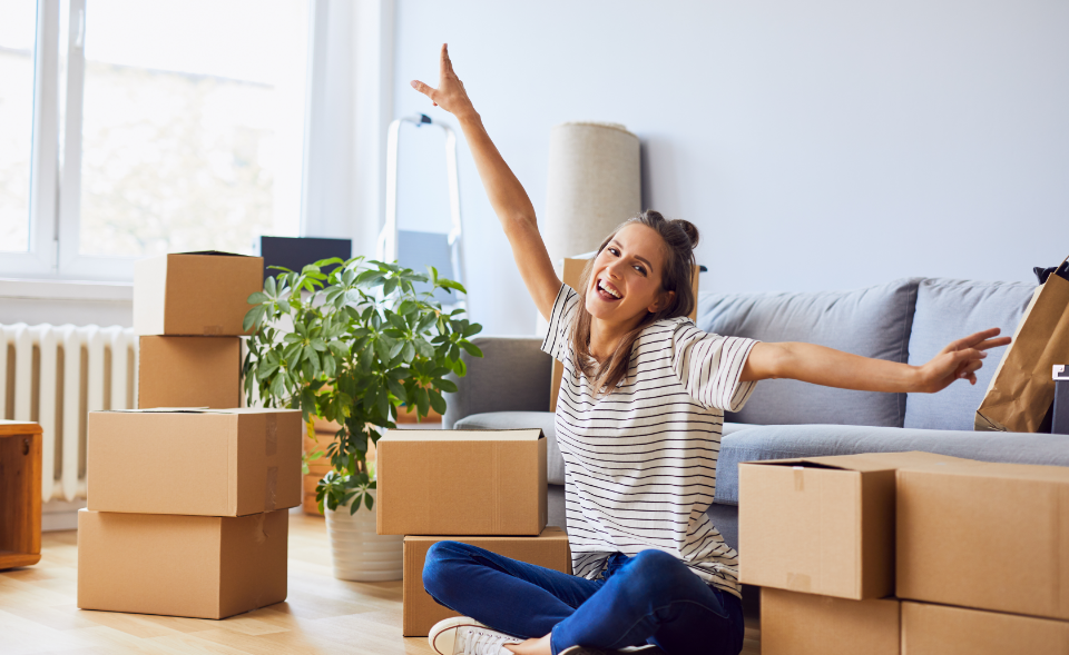 Glückliche Frau in ihrer neuen Wohnung